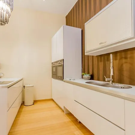 Isabella Luxury At Parliament Apartment