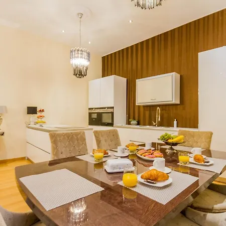 Isabella Luxury At Parliament Apartment *