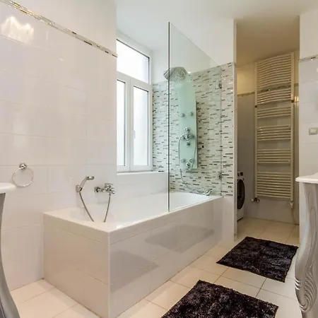 Isabella Luxury At Parliament Apartment